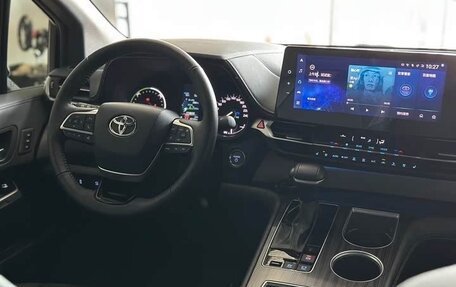 Toyota Granvia, 2022 год, 3 000 000 рублей, 22 фотография