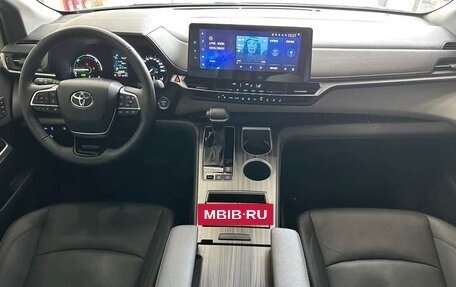 Toyota Granvia, 2022 год, 3 000 000 рублей, 25 фотография