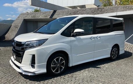 Toyota Noah III, 2021 год, 1 960 000 рублей, 2 фотография