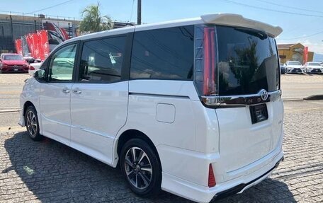 Toyota Noah III, 2021 год, 1 960 000 рублей, 3 фотография