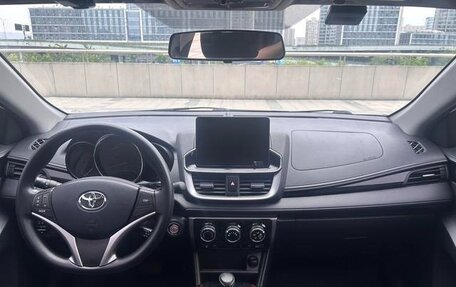 Toyota Yaris XP150 рестайлинг, 2022 год, 1 240 000 рублей, 9 фотография