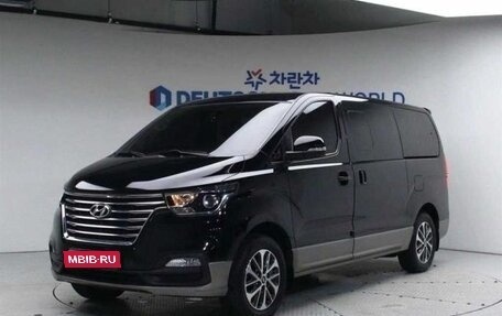 Hyundai Grand Starex Grand Starex I рестайлинг 2, 2018 год, 2 990 000 рублей, 1 фотография