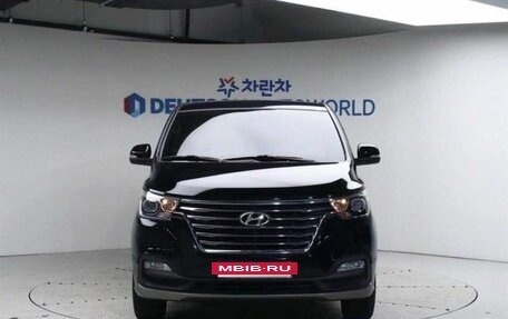 Hyundai Grand Starex Grand Starex I рестайлинг 2, 2018 год, 2 990 000 рублей, 3 фотография