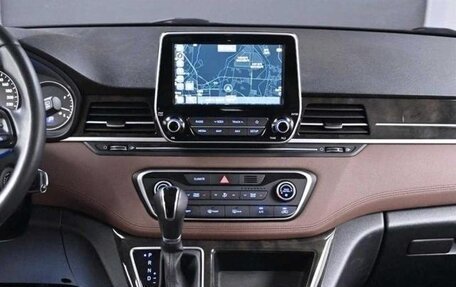 Hyundai Grand Starex Grand Starex I рестайлинг 2, 2018 год, 2 990 000 рублей, 14 фотография