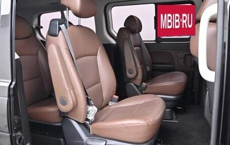 Hyundai Grand Starex Grand Starex I рестайлинг 2, 2018 год, 2 990 000 рублей, 12 фотография