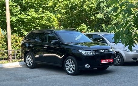 Mitsubishi Outlander III рестайлинг 3, 2013 год, 1 800 000 рублей, 1 фотография