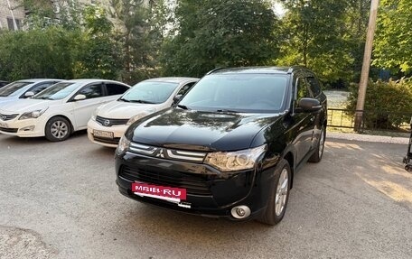 Mitsubishi Outlander III рестайлинг 3, 2013 год, 1 800 000 рублей, 2 фотография