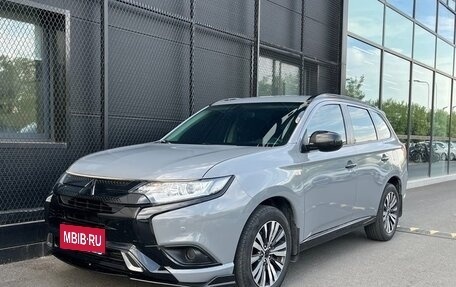 Mitsubishi Outlander III рестайлинг 3, 2021 год, 1 800 000 рублей, 1 фотография