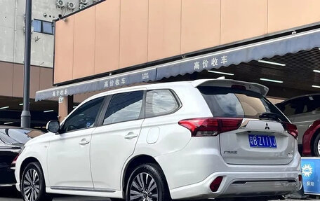 Mitsubishi Outlander III рестайлинг 3, 2021 год, 1 710 000 рублей, 4 фотография