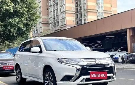 Mitsubishi Outlander III рестайлинг 3, 2021 год, 1 710 000 рублей, 2 фотография