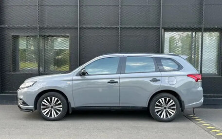 Mitsubishi Outlander III рестайлинг 3, 2021 год, 1 800 000 рублей, 4 фотография