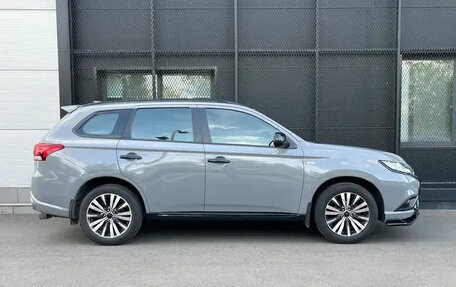 Mitsubishi Outlander III рестайлинг 3, 2021 год, 1 800 000 рублей, 5 фотография