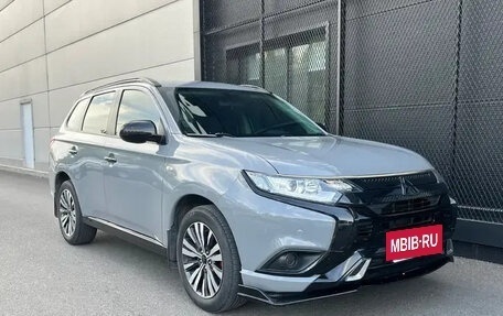 Mitsubishi Outlander III рестайлинг 3, 2021 год, 1 800 000 рублей, 3 фотография