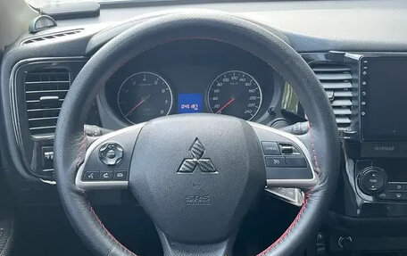 Mitsubishi Outlander III рестайлинг 3, 2021 год, 1 800 000 рублей, 12 фотография