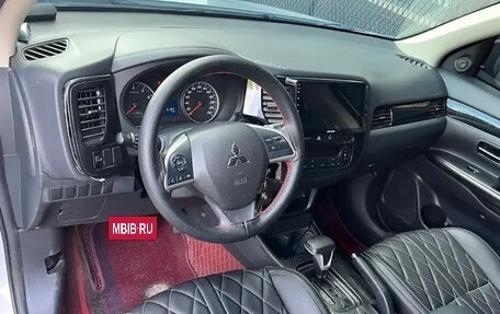Mitsubishi Outlander III рестайлинг 3, 2021 год, 1 800 000 рублей, 11 фотография