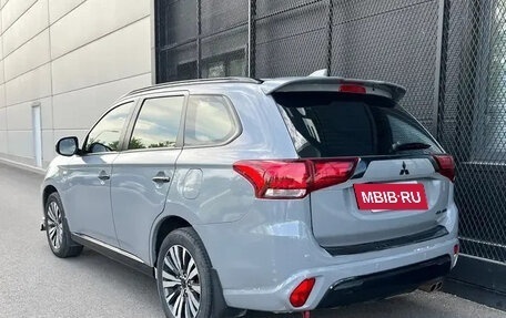 Mitsubishi Outlander III рестайлинг 3, 2021 год, 1 800 000 рублей, 8 фотография