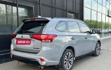 Mitsubishi Outlander III рестайлинг 3, 2021 год, 1 800 000 рублей, 6 фотография