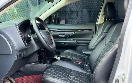 Mitsubishi Outlander III рестайлинг 3, 2021 год, 1 800 000 рублей, 13 фотография