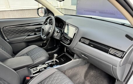 Mitsubishi Outlander III рестайлинг 3, 2022 год, 3 300 000 рублей, 9 фотография