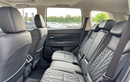 Mitsubishi Outlander III рестайлинг 3, 2022 год, 3 300 000 рублей, 17 фотография
