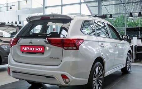 Mitsubishi Outlander III рестайлинг 3, 2022 год, 3 590 000 рублей, 5 фотография
