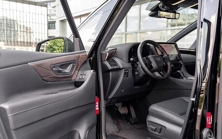 Toyota Alphard, 2024 год, 12 990 000 рублей, 13 фотография