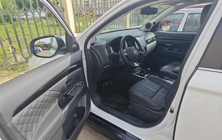 Mitsubishi Outlander III рестайлинг 3, 2022 год, 3 300 000 рублей, 5 фотография