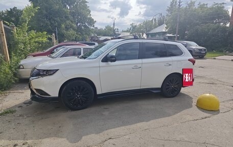 Mitsubishi Outlander III рестайлинг 3, 2022 год, 3 300 000 рублей, 2 фотография