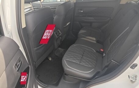 Mitsubishi Outlander III рестайлинг 3, 2022 год, 3 300 000 рублей, 6 фотография