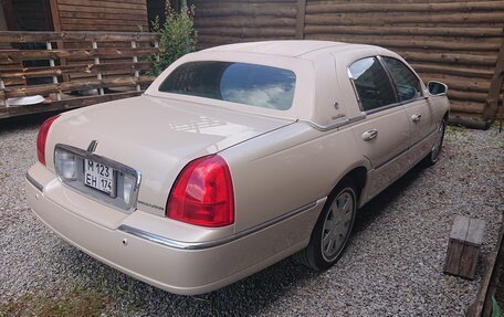 Lincoln Town Car III рестайлинг, 2002 год, 2 500 000 рублей, 3 фотография