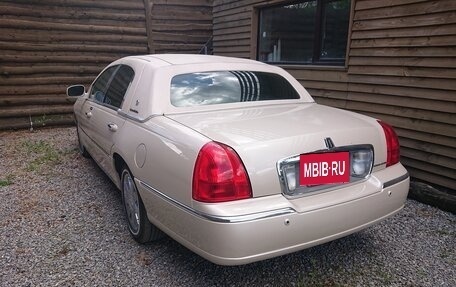 Lincoln Town Car III рестайлинг, 2002 год, 2 500 000 рублей, 2 фотография