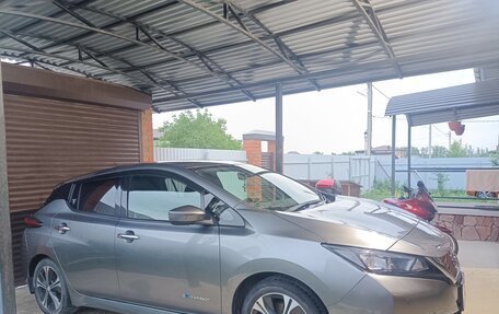 Nissan Leaf II, 2018 год, 1 990 000 рублей, 2 фотография
