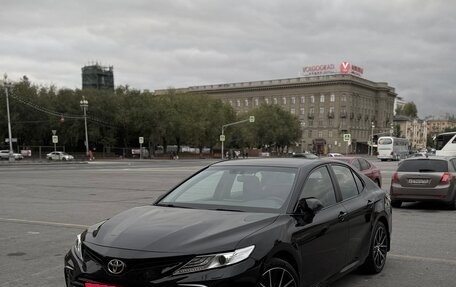 Toyota Camry, 2021 год, 3 370 000 рублей, 1 фотография