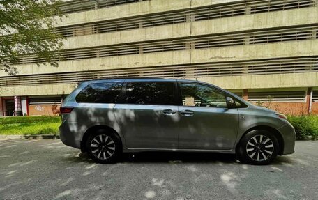Toyota Sienna III, 2018 год, 4 000 000 рублей, 3 фотография