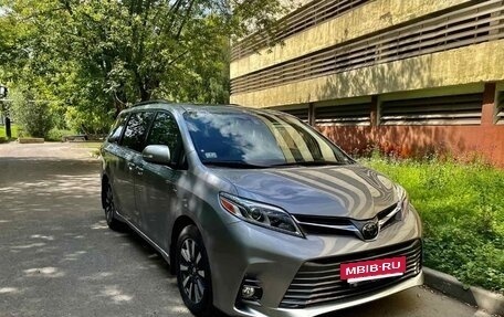 Toyota Sienna III, 2018 год, 4 000 000 рублей, 2 фотография