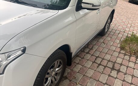 Mitsubishi Outlander III рестайлинг 3, 2013 год, 1 550 000 рублей, 3 фотография