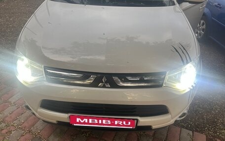 Mitsubishi Outlander III рестайлинг 3, 2013 год, 1 550 000 рублей, 2 фотография