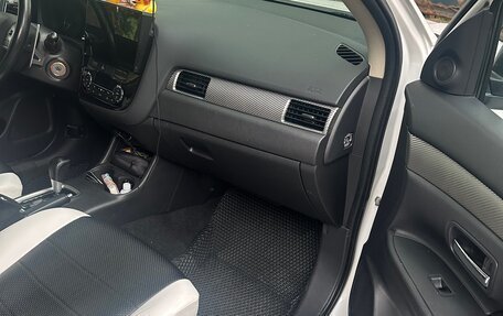 Mitsubishi Outlander III рестайлинг 3, 2013 год, 1 550 000 рублей, 8 фотография
