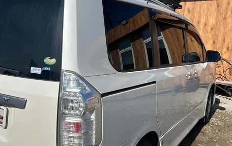 Toyota Voxy II, 2011 год, 1 650 000 рублей, 3 фотография