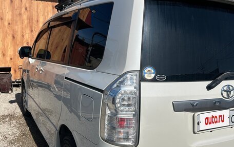 Toyota Voxy II, 2011 год, 1 650 000 рублей, 2 фотография