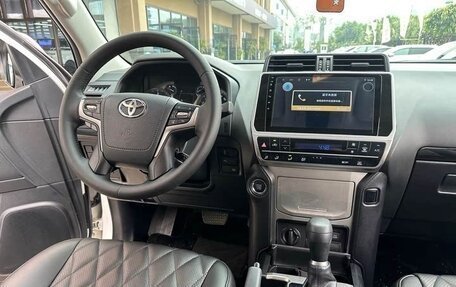 Toyota Land Cruiser Prado 150 рестайлинг 2, 2022 год, 6 690 000 рублей, 7 фотография