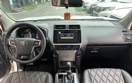 Toyota Land Cruiser Prado 150 рестайлинг 2, 2022 год, 6 690 000 рублей, 11 фотография
