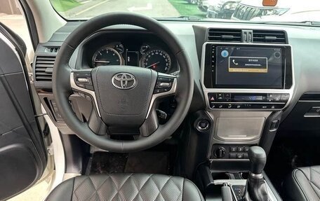 Toyota Land Cruiser Prado 150 рестайлинг 2, 2022 год, 6 690 000 рублей, 14 фотография