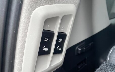 Toyota Land Cruiser Prado 150 рестайлинг 2, 2022 год, 2 541 000 рублей, 30 фотография
