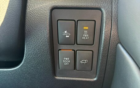 Toyota Land Cruiser 200, 2018 год, 7 270 000 рублей, 14 фотография