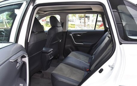 Toyota RAV4, 2025 год, 3 310 999 рублей, 23 фотография