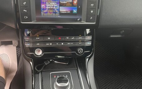 Jaguar XE I рестайлинг, 2016 год, 1 700 000 рублей, 9 фотография