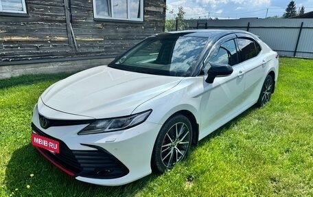 Toyota Camry, 2021 год, 3 950 000 рублей, 2 фотография