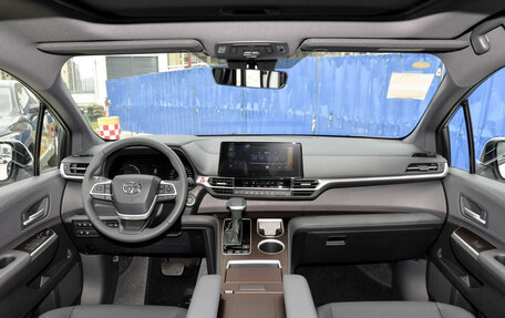 Toyota Sienna, 2025 год, 5 790 000 рублей, 9 фотография