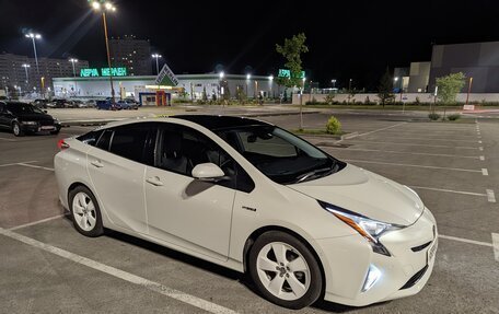 Toyota Prius IV XW50, 2018 год, 1 950 000 рублей, 2 фотография